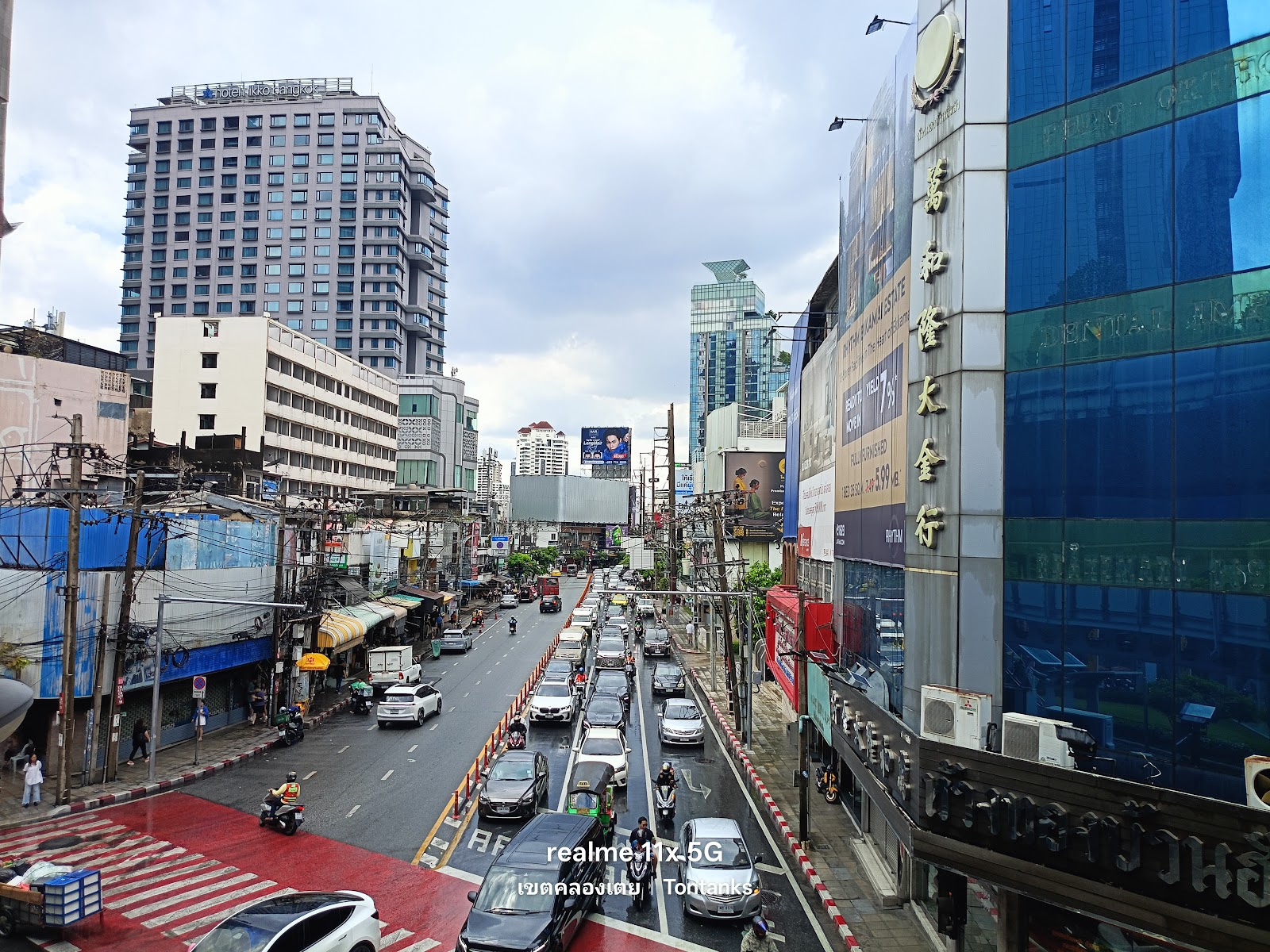 Traffic on Sukhumvit Road seen from the walkway at BTS Thong Lo station