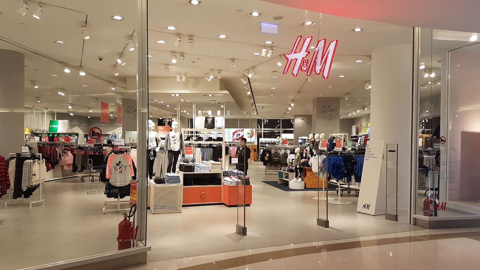 The H&M storefront at Siam Paragon with clothing displays behind the glass