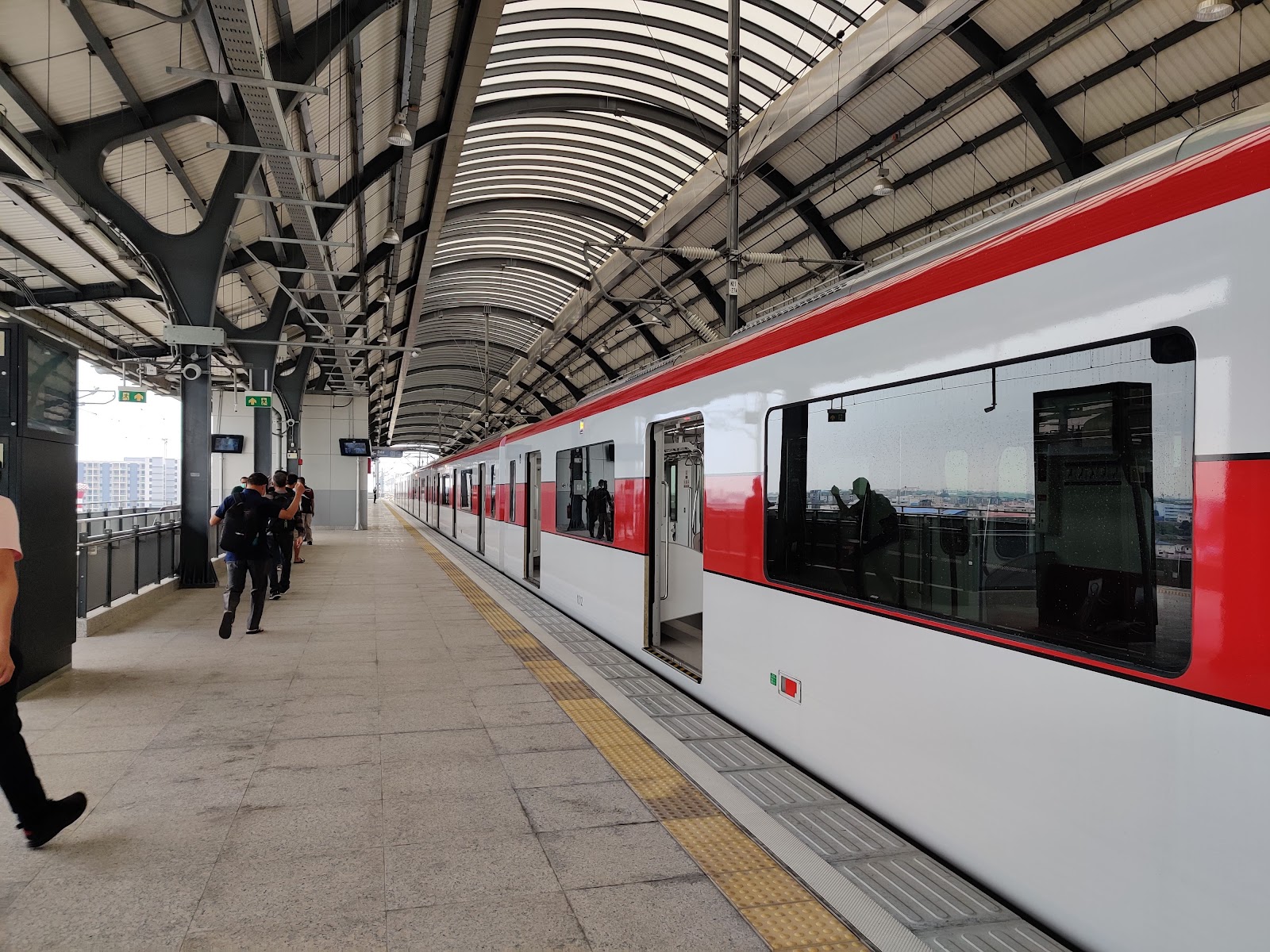 A red and white SRT Red Line train at the elevated platform of Don Mueang station