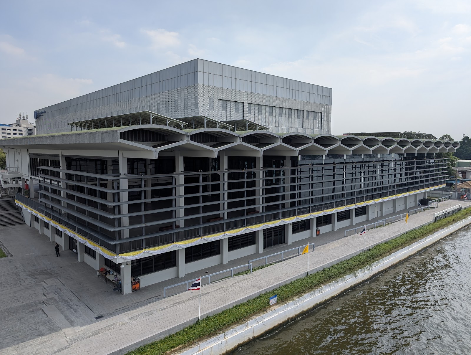 The long, modern Bank of Thailand Learning Center building beside the Chao Phraya