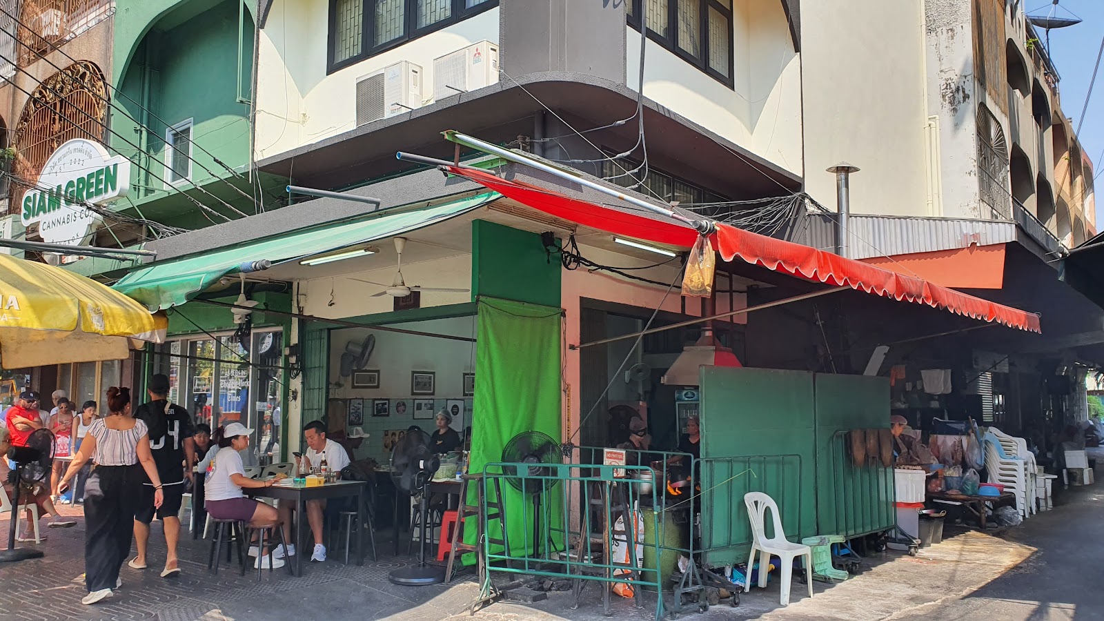 The corner shopfront of Raan Jay Fai on Maha Chai Road with tables under the awnings