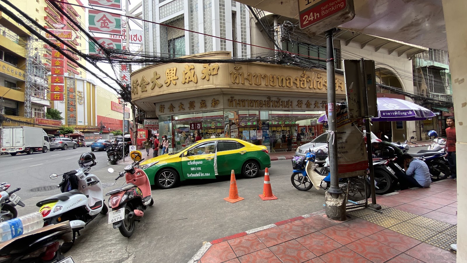 The corner storefront of Hua Seng Heng on Yaowarat Road with traffic and motorbikes outside