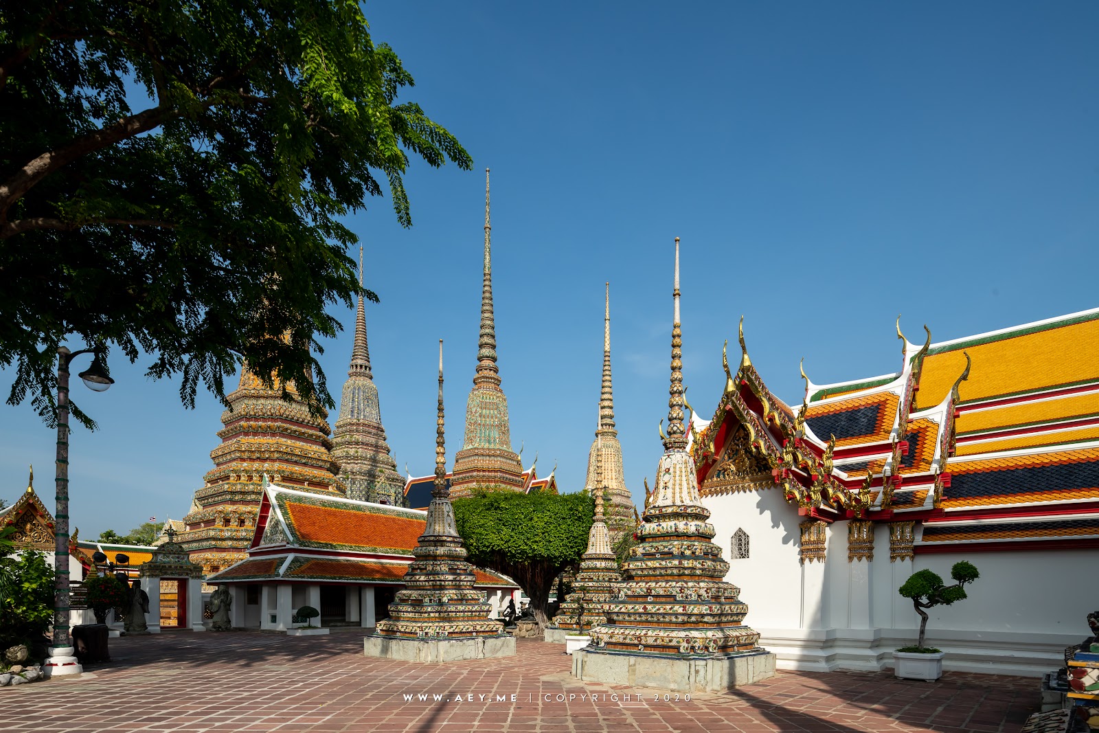 Tiled chedis and temple roofs in the grounds of Wat Pho