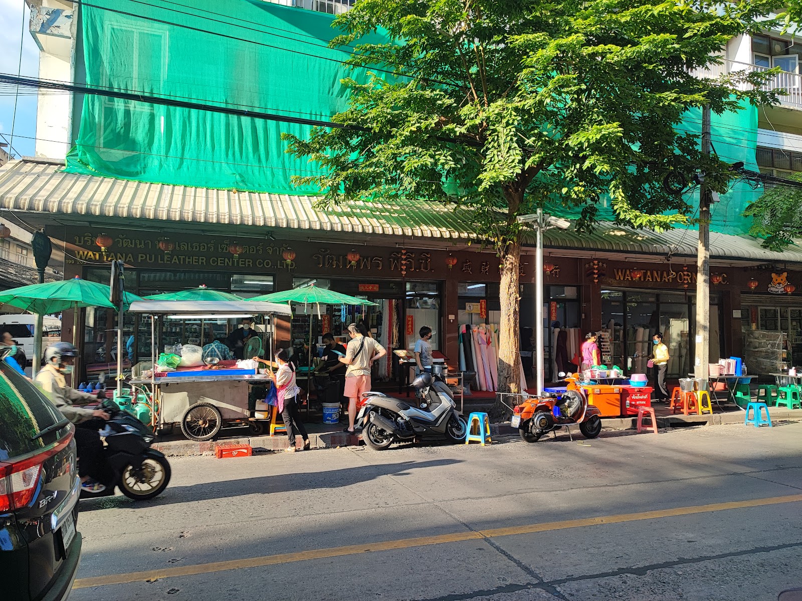 Somsak Pu Ob’s street cart and plastic stools on Charoen Rat Road by day