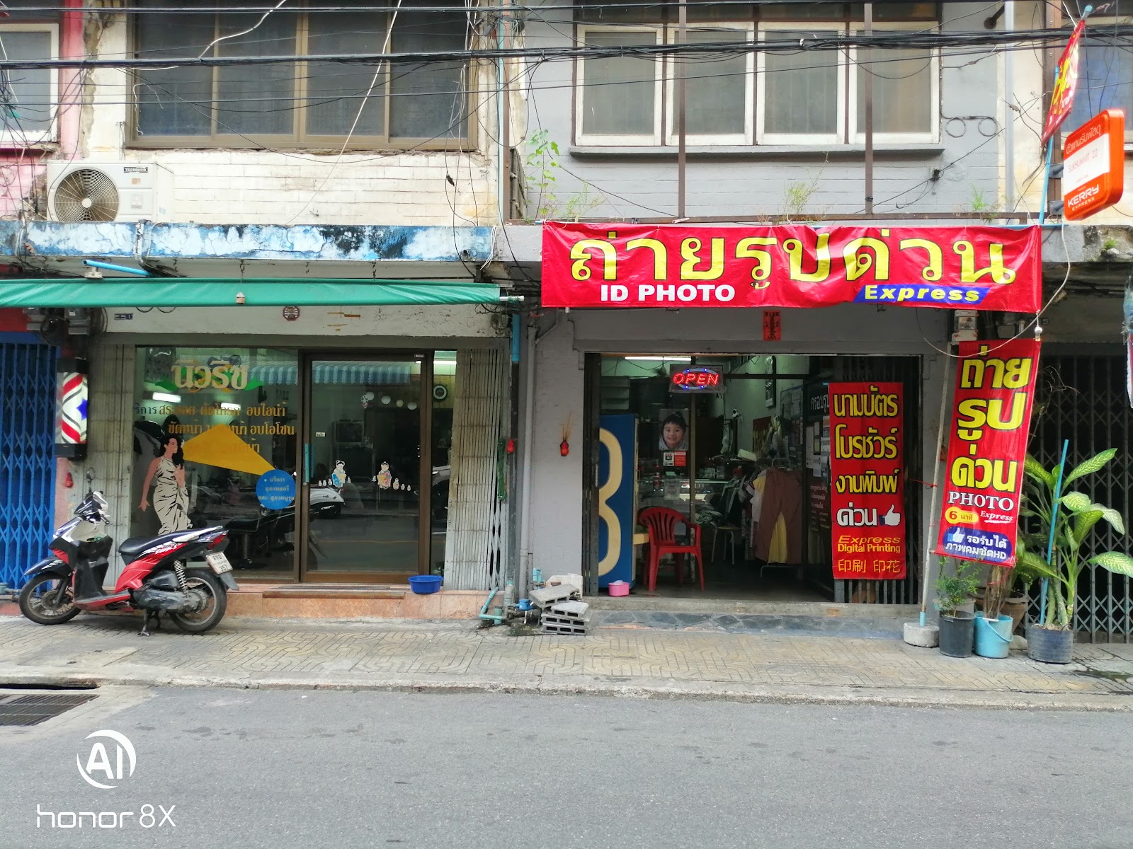 Shophouse front of ID Photo Express on Sukhumvit Soi 22 with red Thai express-photo signs