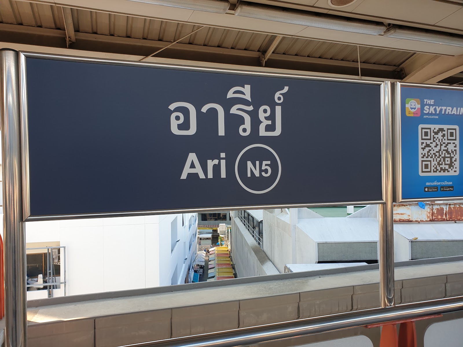 The platform sign at BTS Ari station reading Ari N5 in Thai and English