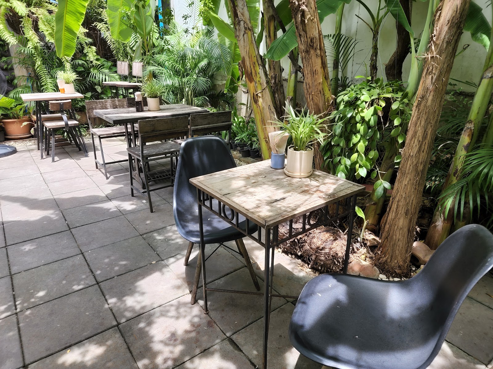 Tables and chairs in the leafy garden of Landhaus Bakery