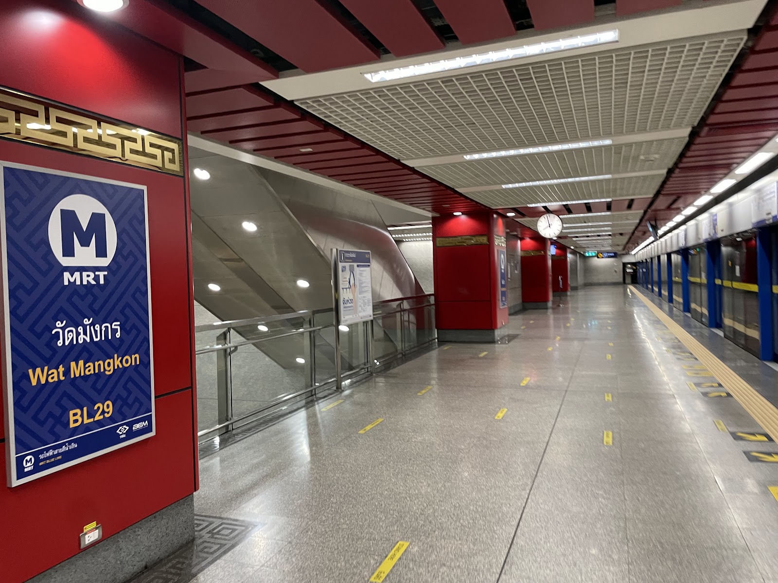 Platform-level concourse at MRT Wat Mangkon station with the BL29 station sign