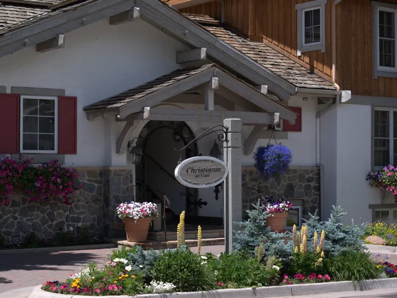 Entrance of the Christiania Lodge with summer flower beds